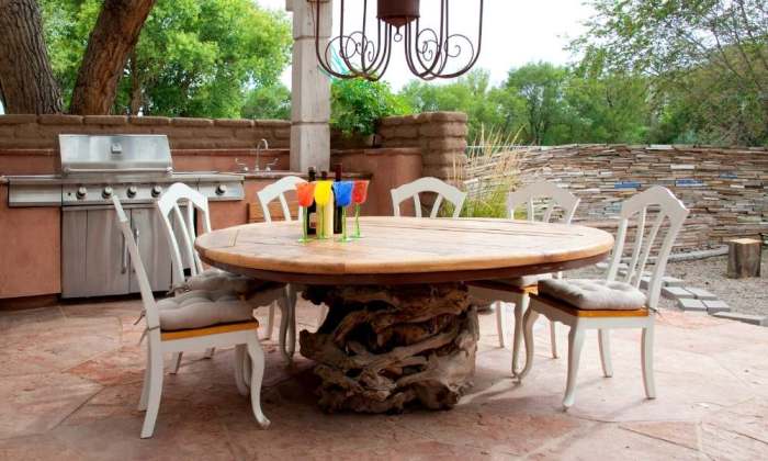 Outdoor coffee table decor