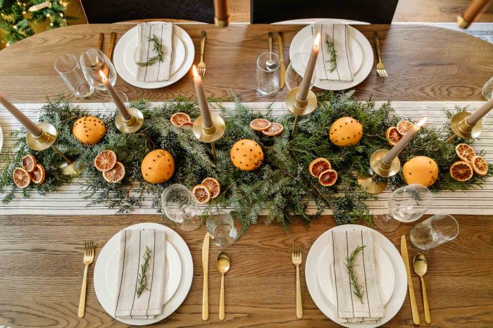 Simple christmas table decor